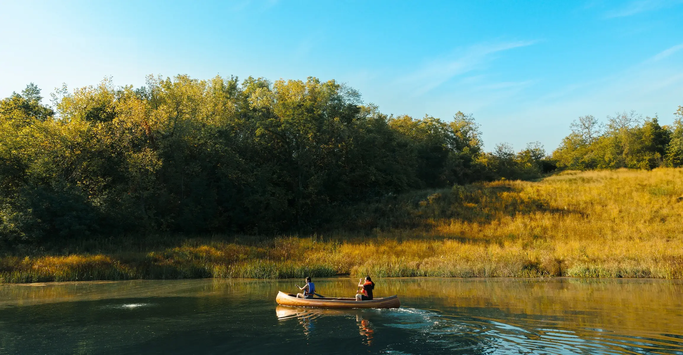 Zwei Personen in einem Kanu auf einem Fluss