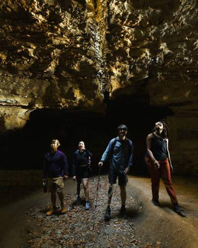 Eine Gruppe in einer Höhle