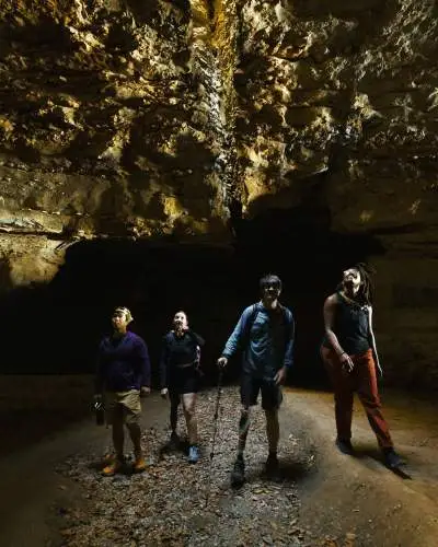 Eine Gruppe in einer Höhle