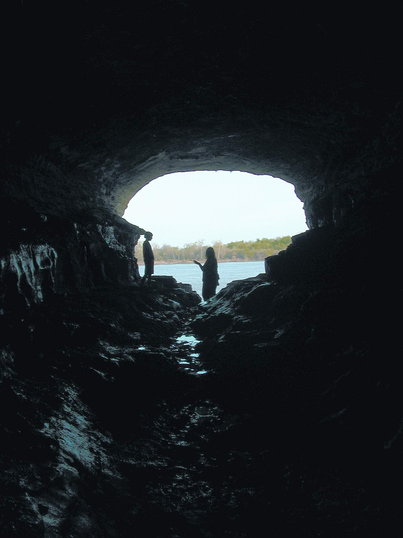 Blick aus einer Höhle nach außen