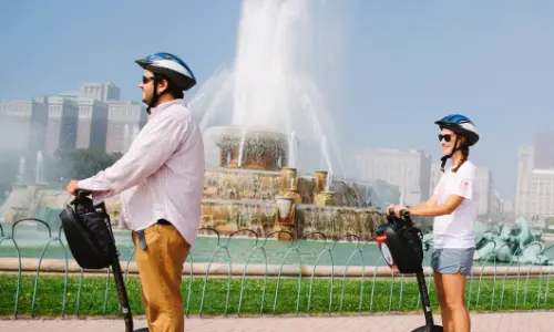 Menschen auf Scootern