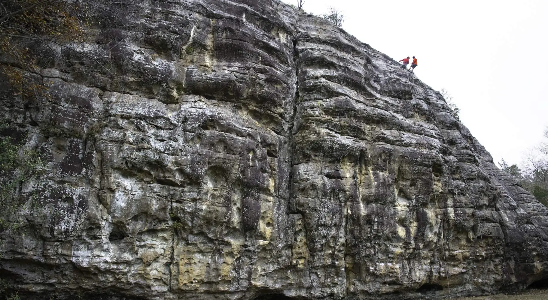 Menschen klettern am Giant City Bluff in Makanda