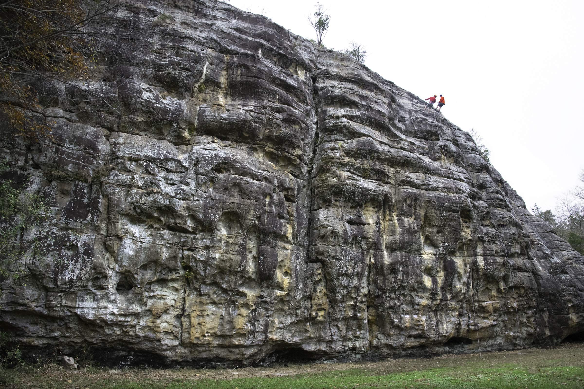 Menschen klettern am Giant City Bluff in Makanda