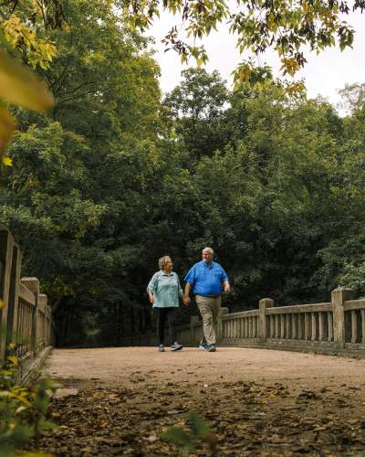 Ein Paar spaziert im Matthiessen State Park in Oglesby