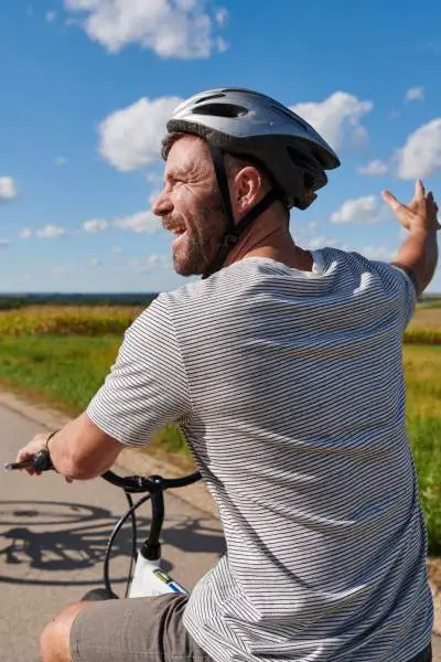 Ein Paar fährt mit dem Fahrrad auf einer Landstraße