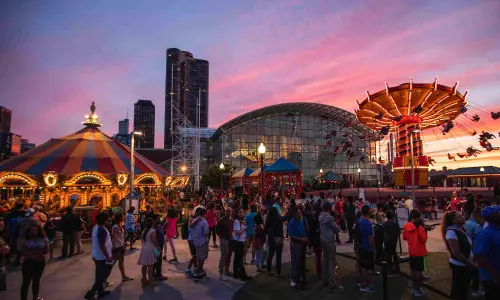 Ein Jahrmarkt mit Menschen und Fahrgeschäften