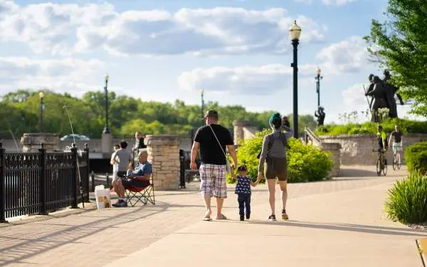 Familie bei einem Spaziergang an einem sonnigen Tag.