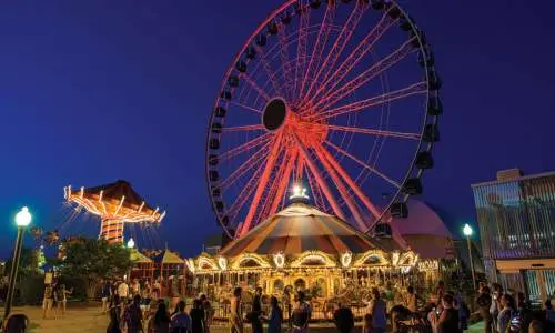 Das Riesenrad am Abend beleuchtet