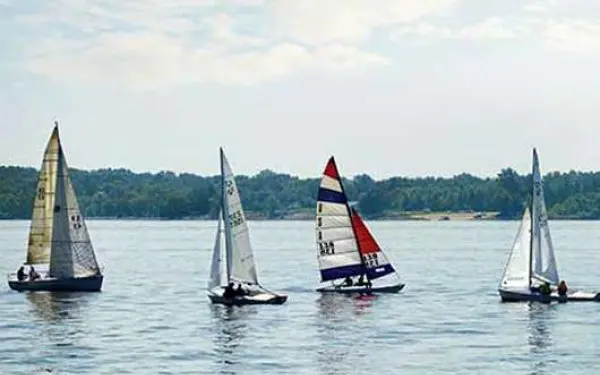 Vier kleine Segelboote in der Ferne
