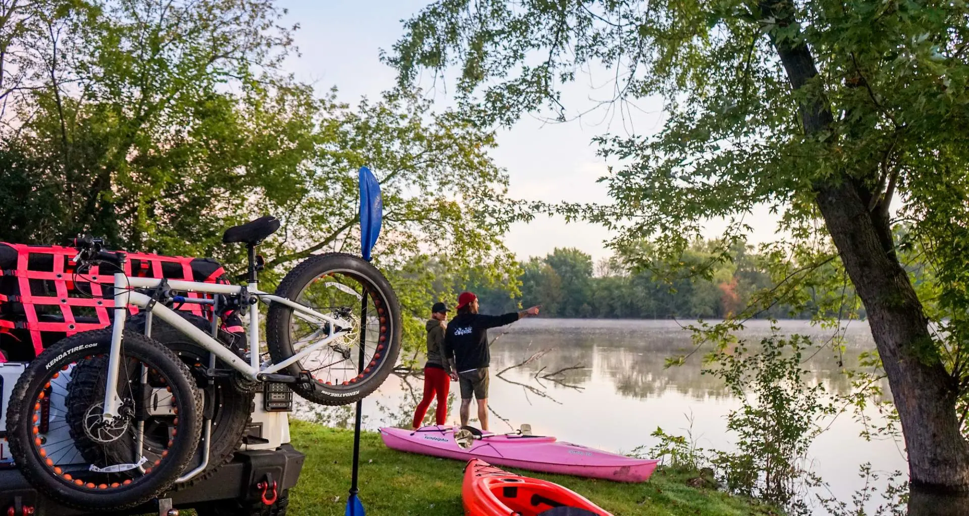 Ausrüstung neben einem Fluss