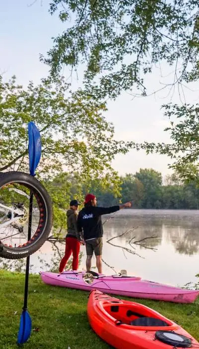 Ausrüstung neben einem Fluss