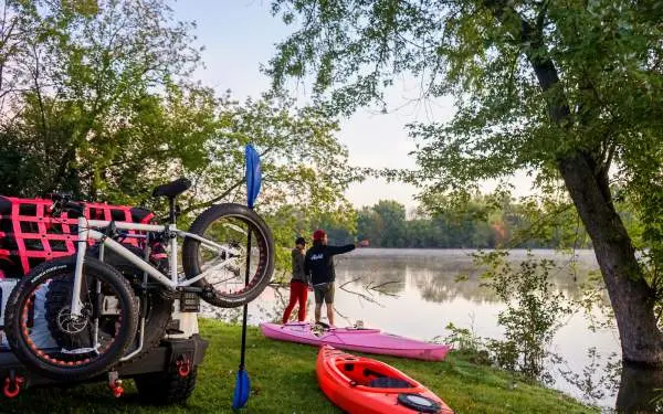 Ausrüstung neben einem Fluss
