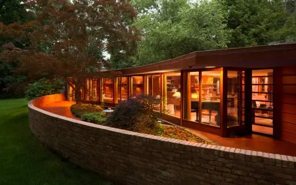 Das Äußere eines beleuchteten Hauses