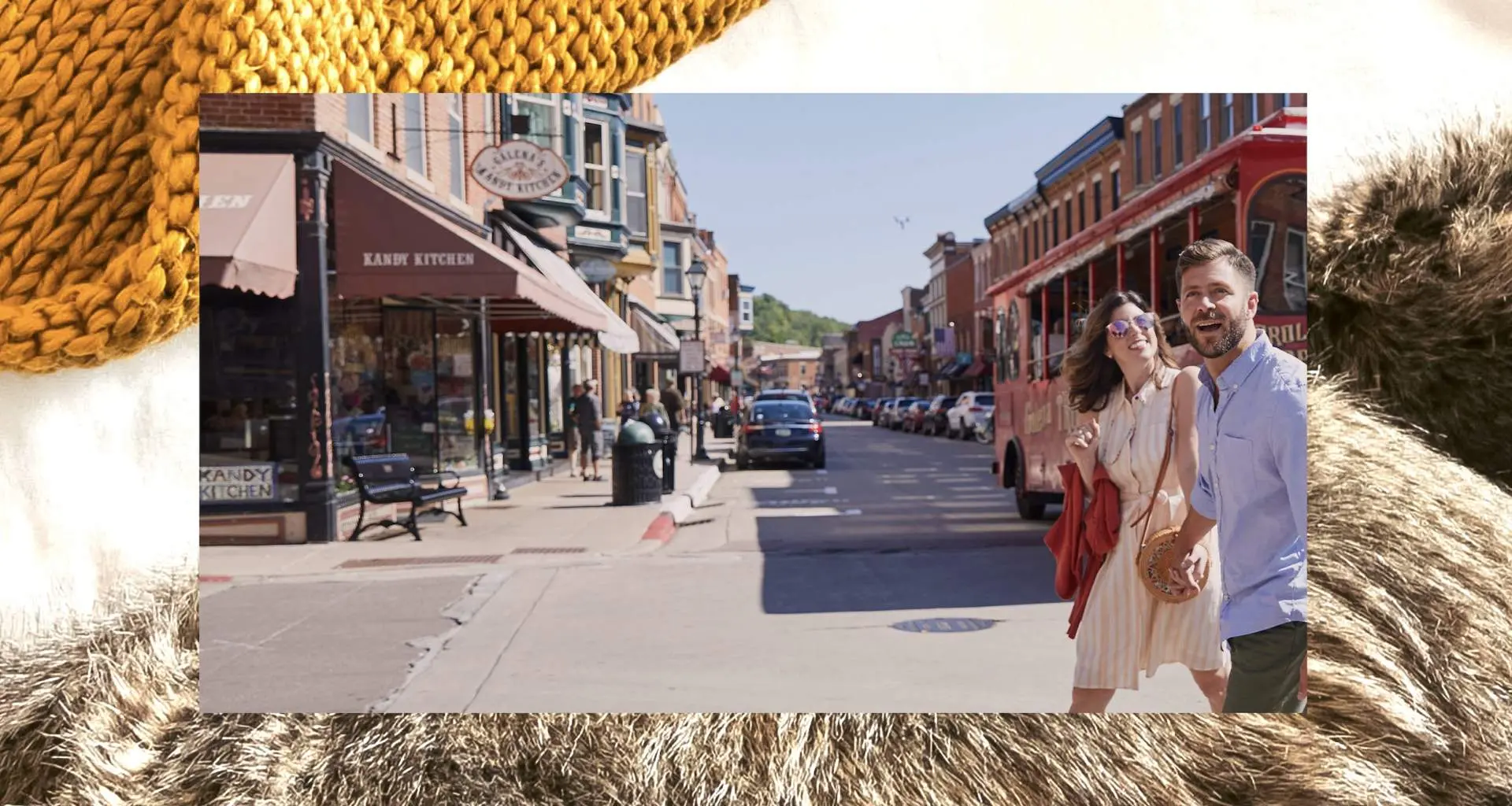 Ein Paar spaziert auf der Hauptstraße von Galena
