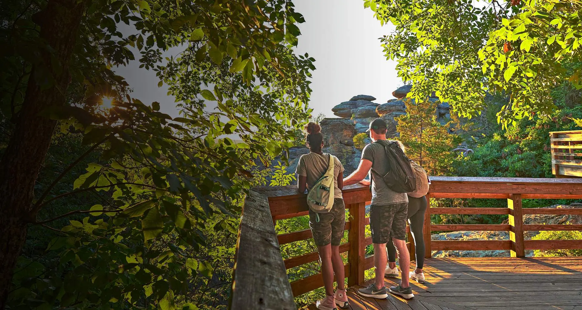 Wanderer betrachten den Garden of the Gods von einer Aussichtsplattform aus