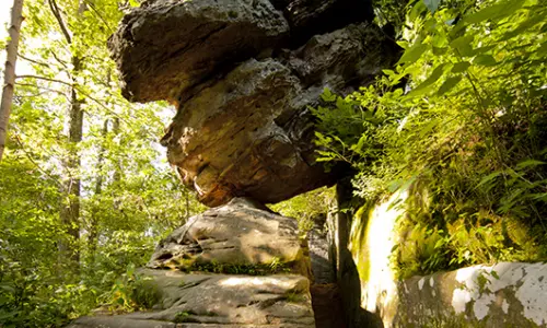 Große Felsen, die sich aneinander lehnen