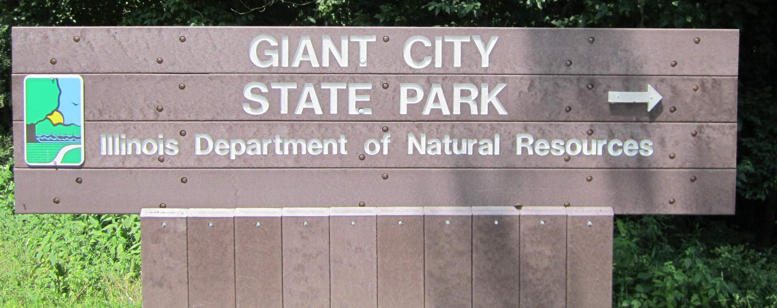 Ein Schild, das den Weg zum Giant City State Park weist