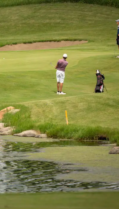 Menschen, die Golf spielen