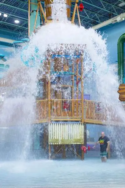 Wasser, das über einen Spielplatz in einem Wasserpark gekippt wird