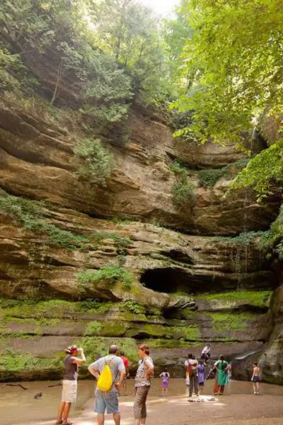 Wanderer ruhen sich aus und bewundern den Wasserfall