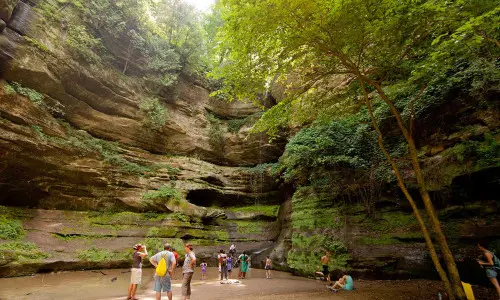 Wanderer ruhen sich aus und bewundern den Wasserfall