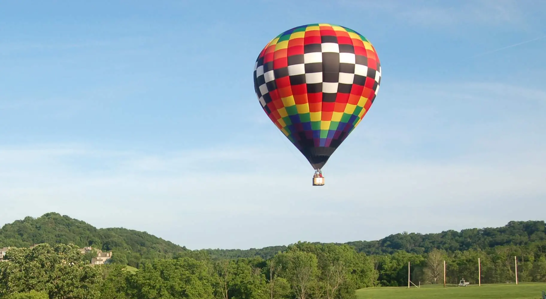 Heißluftballon in der Luft.