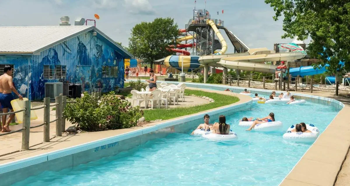 Kinder auf dem faulen Fluss im Splash Kingdom