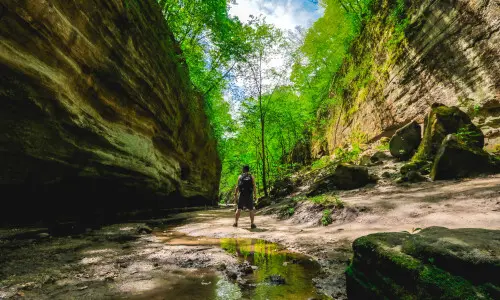 Ein Mann steht zwischen zwei Felswänden 