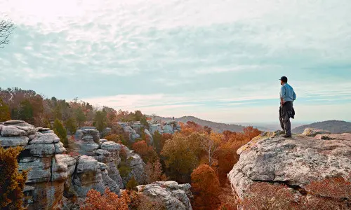 Ein Mann steht auf einem Felsen im Garden of the Gods