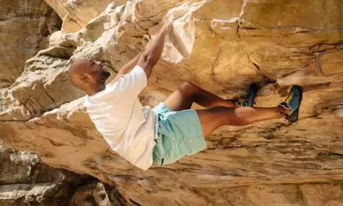 Ein Mann an einer Felswand