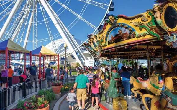 Kinder spielen auf dem Merry Go Round