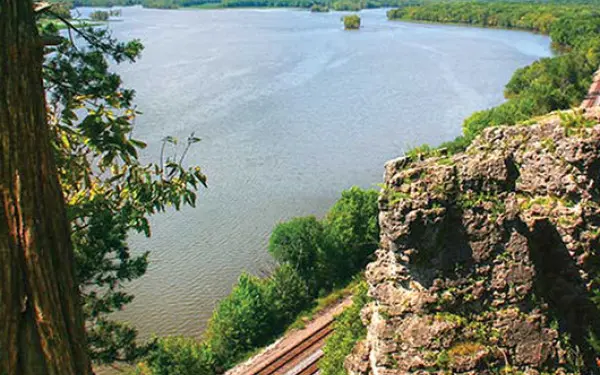 Ein hochgelegener Aussichtspunkt mit Blick auf die Mississippi Palisades 