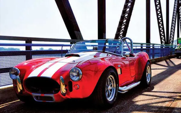 Ein roter Oldtimer parkt entlang der Chain of Rocks Bridge