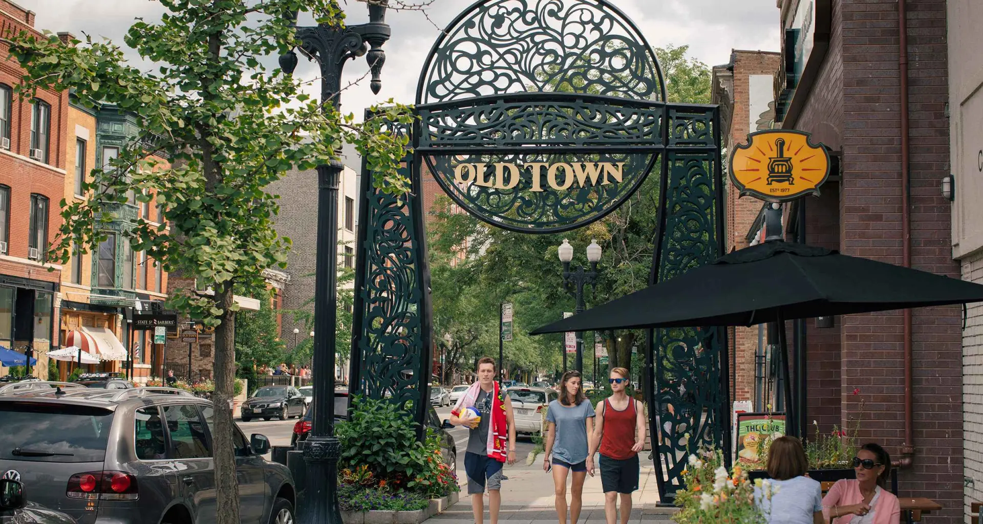 Menschen, die unter dem alten Stadttorbogen spazieren gehen