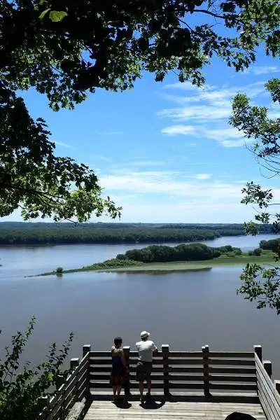 Stehende Plattform mit Blick auf einen Fluss