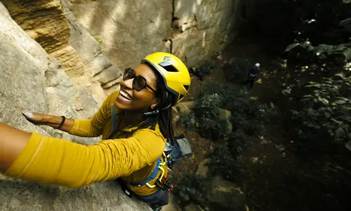 Ein Kletterer an einer Felswand