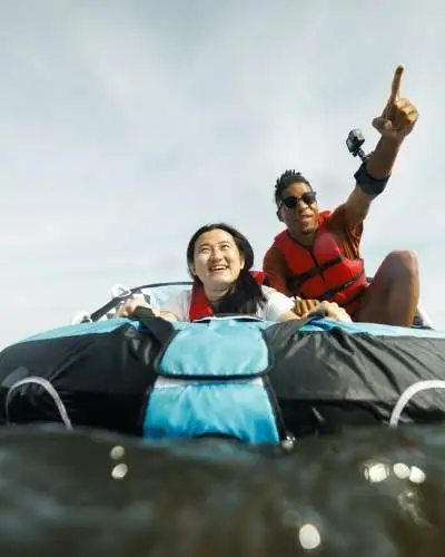 Menschen auf einem Schlauchboot in Rend Lake