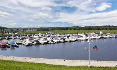 Ein Yachthafen mit Booten