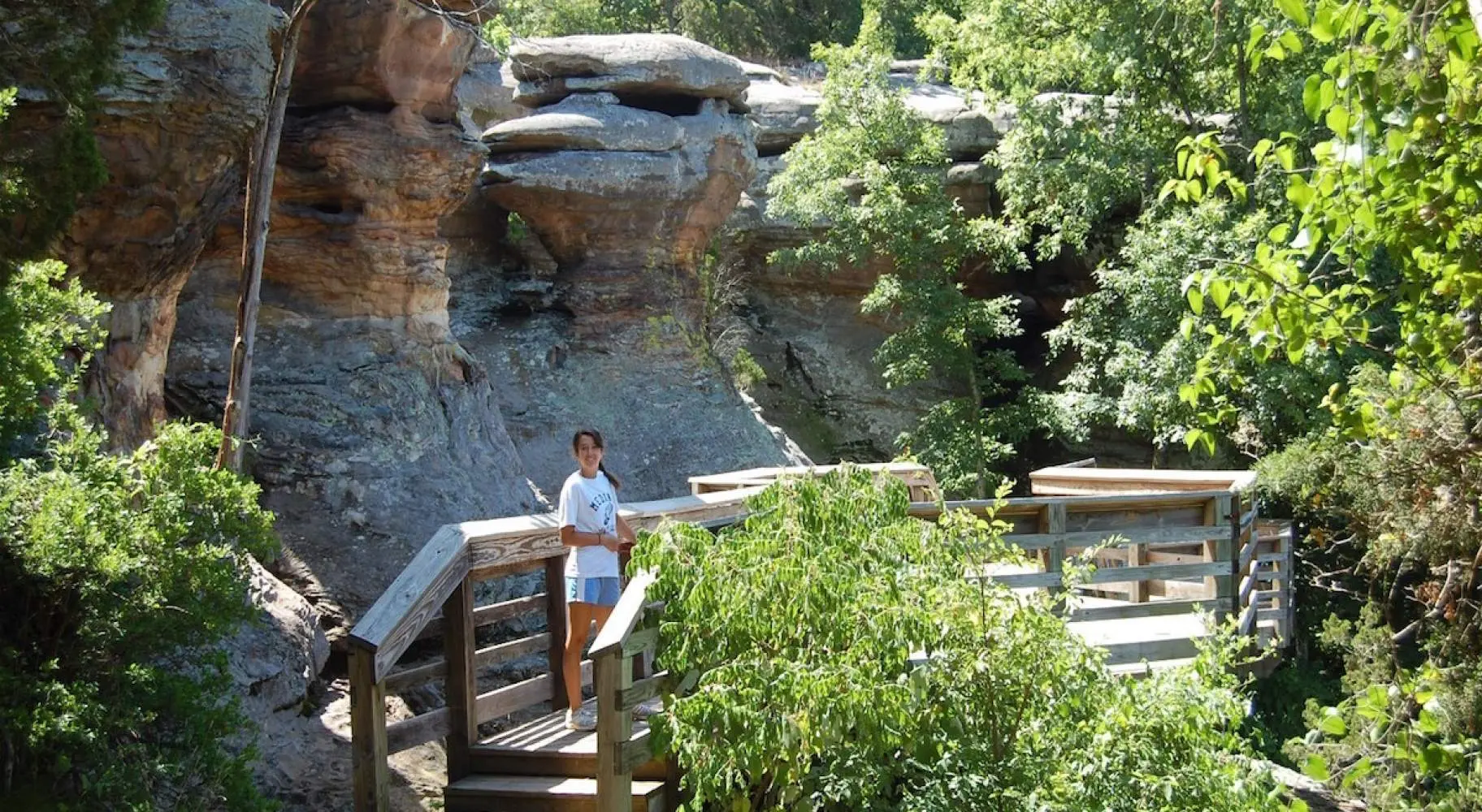 Mädchen bei einem Spaziergang am Rim Rock Walk an einem schönen sonnigen Tag.