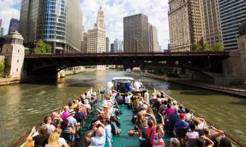 Menschen auf einer Kreuzfahrt mit Blick auf die Gebäude um sie herum
