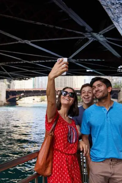 Menschen posieren für ein Foto am Fluss unter der Brücke 