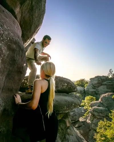 Zwei Personen klettern auf große Felsen im Shawnee National Forest