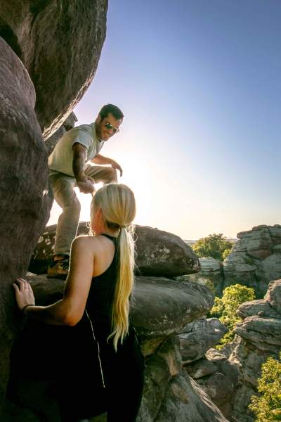 Zwei Personen klettern auf große Felsen im Shawnee National Forest
