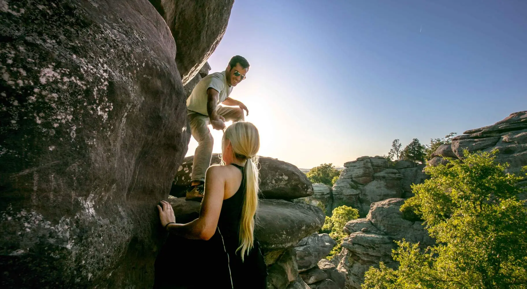 Zwei Personen klettern auf große Felsen im Shawnee National Forest