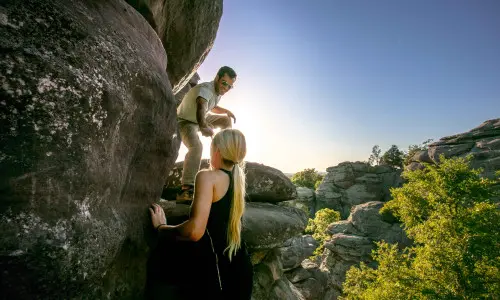 Zwei Personen klettern auf große Felsen im Shawnee National Forest
