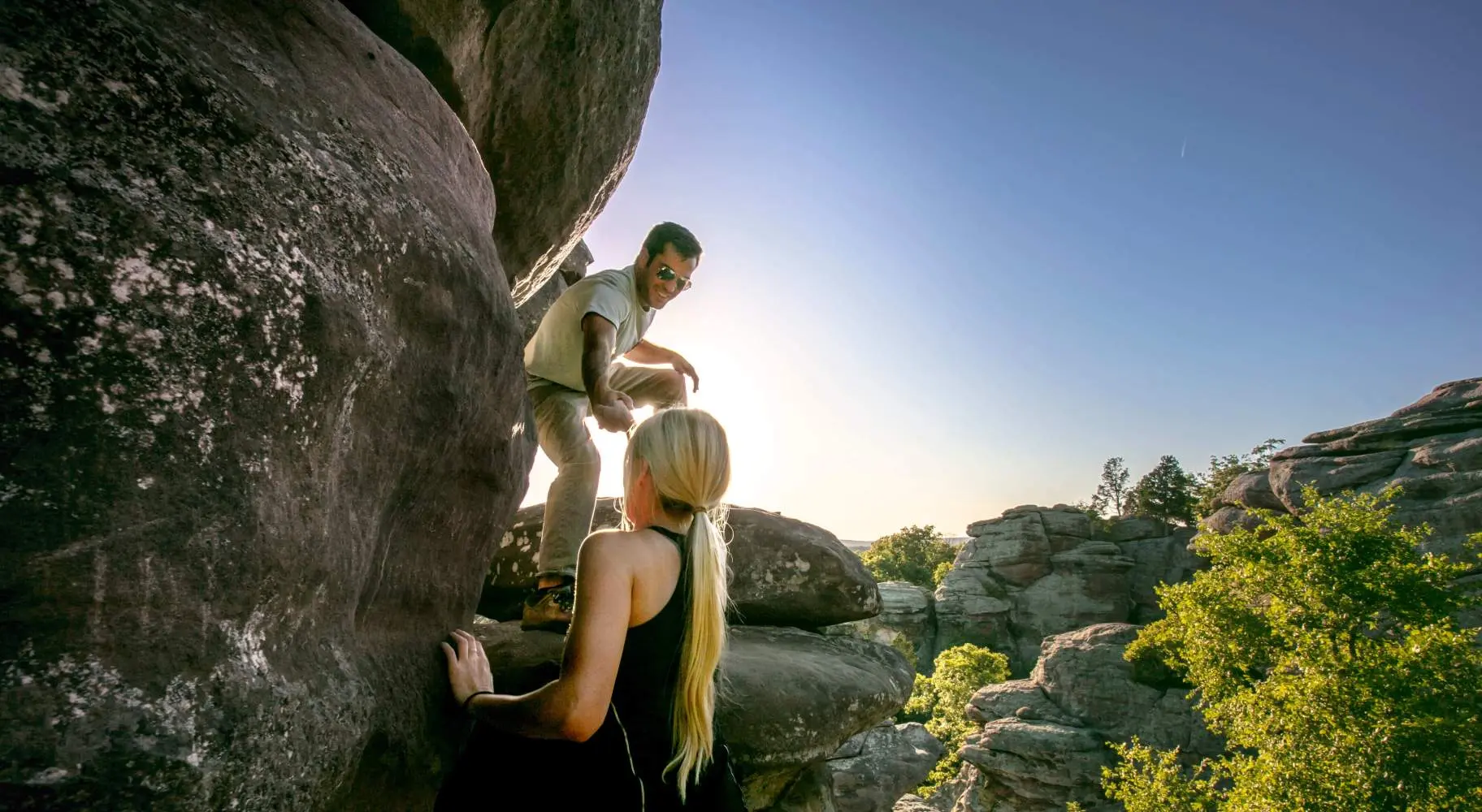 Zwei Menschen klettern auf große Felsen
