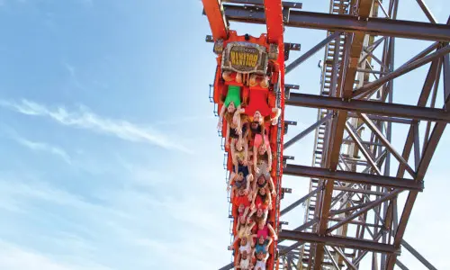 Eine rote Achterbahn voller Menschen