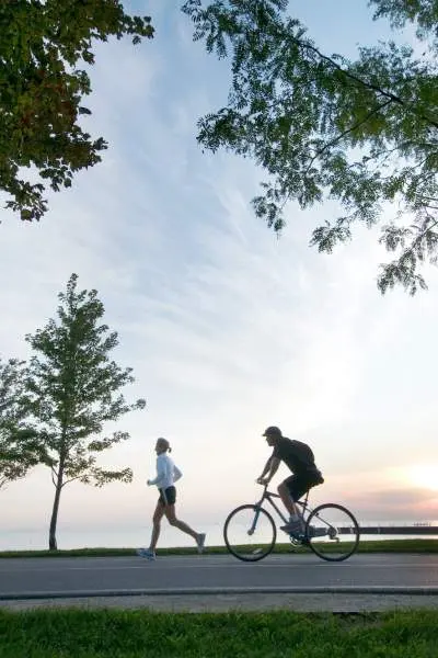 Laufende und radfahrende Person auf dem Lakefront-Radweg in Chicago