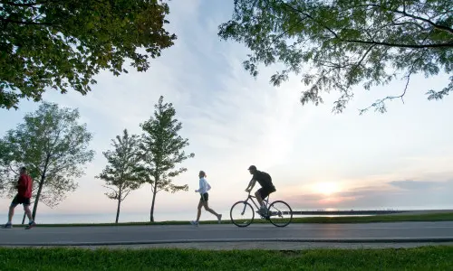 Laufende und radfahrende Person auf dem Lakefront-Radweg in Chicago