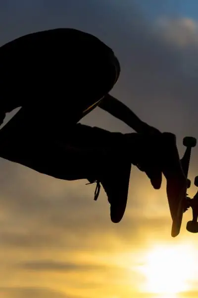 Ein Skateboarder springt in der untergehenden Sonne in einem Skatepark in Chicago hoch in die Luft.